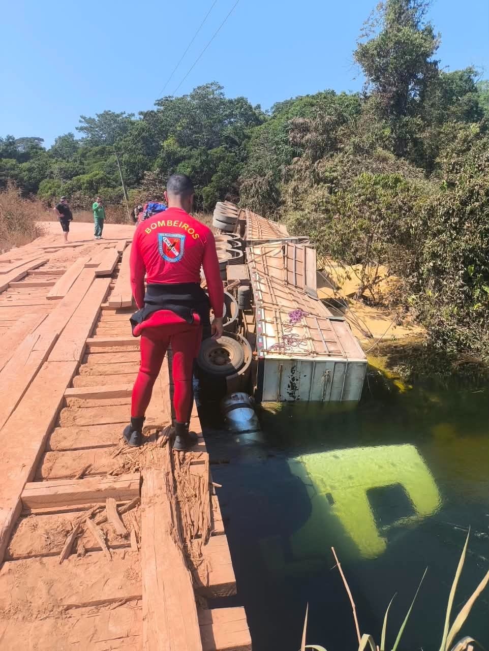 Bombeiros resgatam corpo de motorista após caminhão cair no Rio Mira-sol em MT