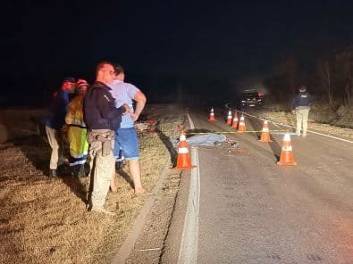 Motociclista morre após ser atingido por carro na rodovia BR-364 e motorista foge