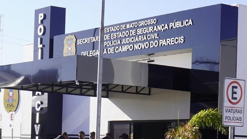 Mulher espera homem dormir e usa carro esportivo para arrombar portão e escapar de cárcere privado