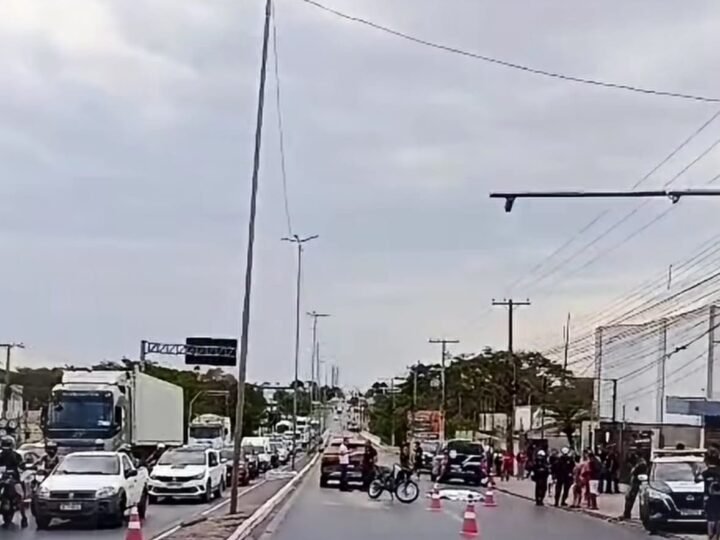 Filho se ajoelha e faz oração diante do corpo do pai após atropelamento em Cuiabá