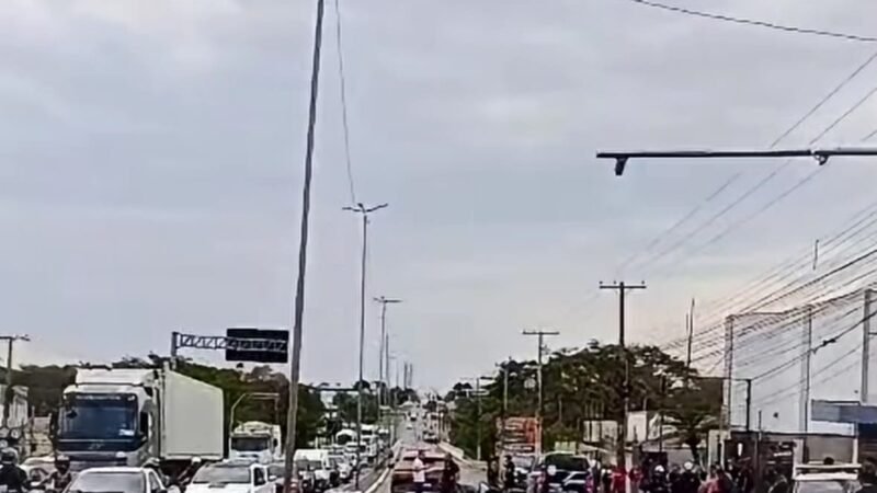 Filho se ajoelha e faz oração diante do corpo do pai após atropelamento em Cuiabá
