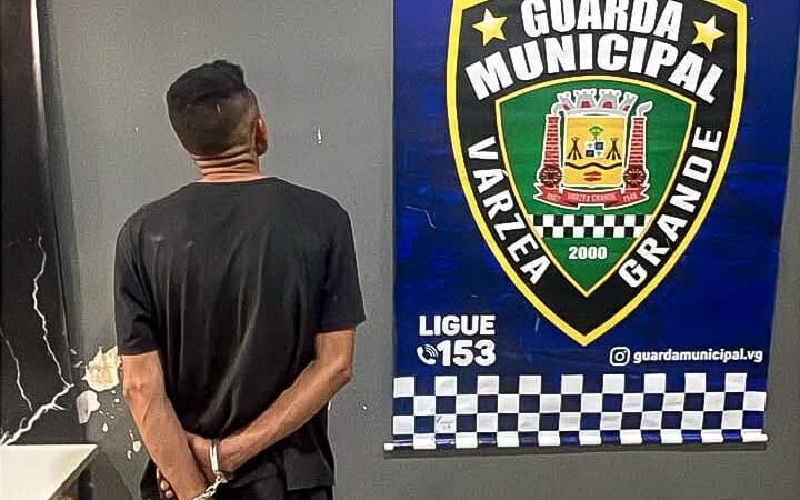 Motorista bêbado e sem CNH é preso após bater veículo contra residência em Várzea Grande