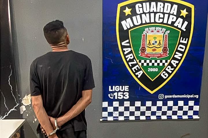 Motorista bêbado e sem CNH é preso após bater veículo contra residência em Várzea Grande