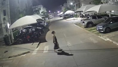 Vídeo de segurança mostra momento em que mulher joga recém-nascida em lixeira em VG