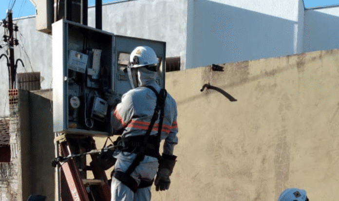 Polícia flagra fraude em medidor de energia em distribuidora de bebidas em Várzea Grande