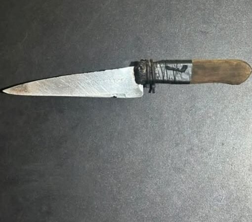 Embriagado, homem tenta matar esposa com golpes de faca; suspeito é preso