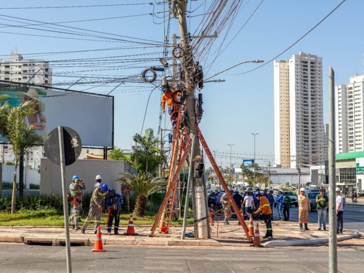 Operação contra fiação irregular recolhe cerca de 700 kg de cabos na Av. Fernando Corrêa