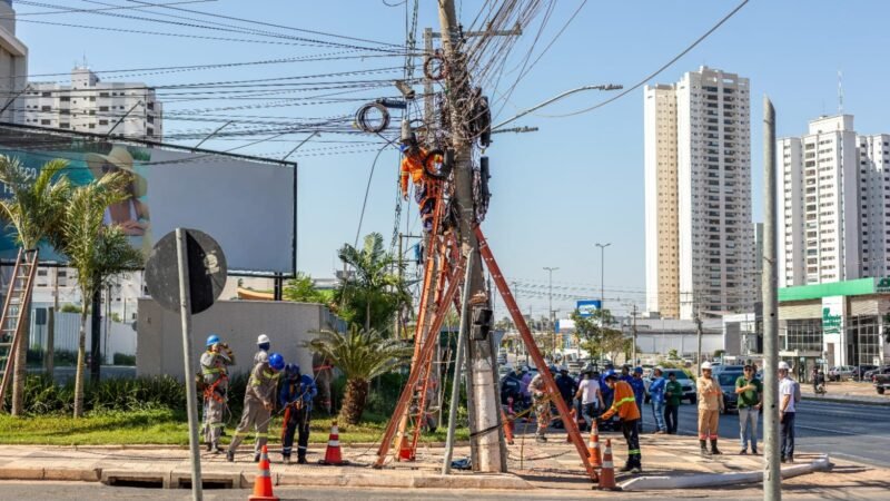 Operação contra fiação irregular recolhe cerca de 700 kg de cabos na Av. Fernando Corrêa