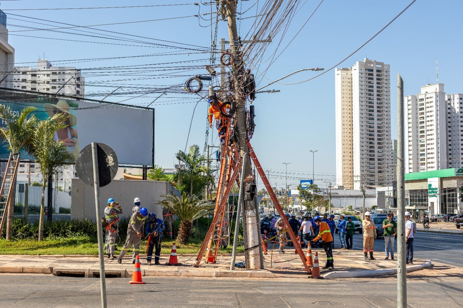 Operação contra fiação irregular recolhe cerca de 700 kg de cabos na Av. Fernando Corrêa