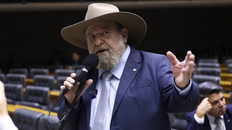 Justiça Eleitoral defere candidatura de Nelson Barbudo e mantém sua marca registrada na urna: o chapéu