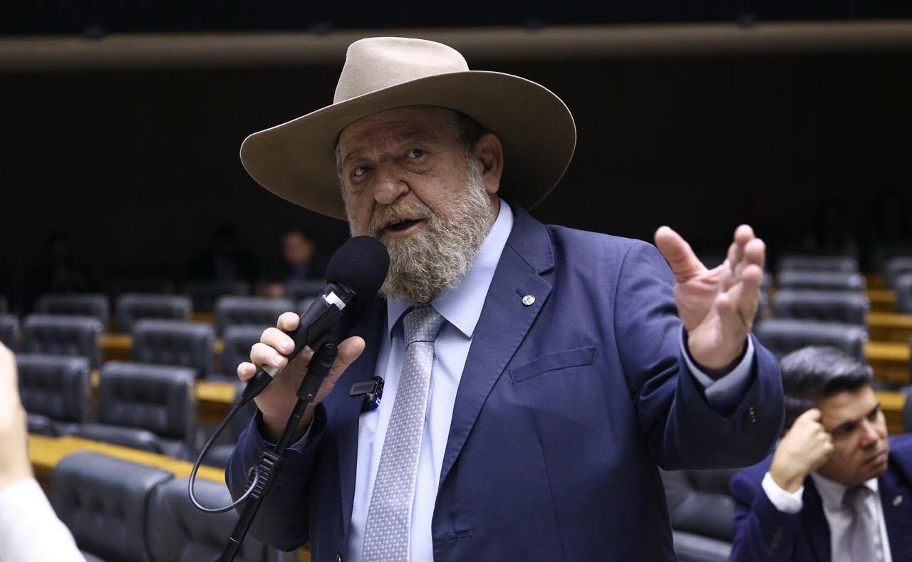 Justiça Eleitoral defere candidatura de Nelson Barbudo e mantém sua marca registrada na urna: o chapéu