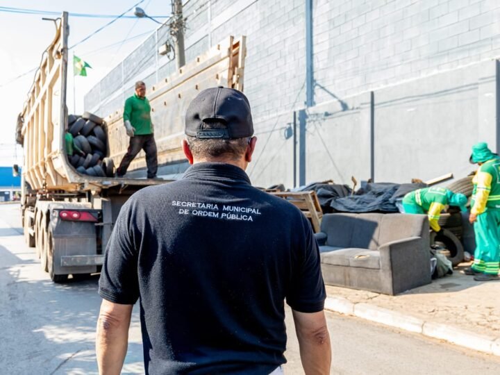 Prefeitura retira pneus acumulados e desobstrui calçada no bairro Cidade Verde
