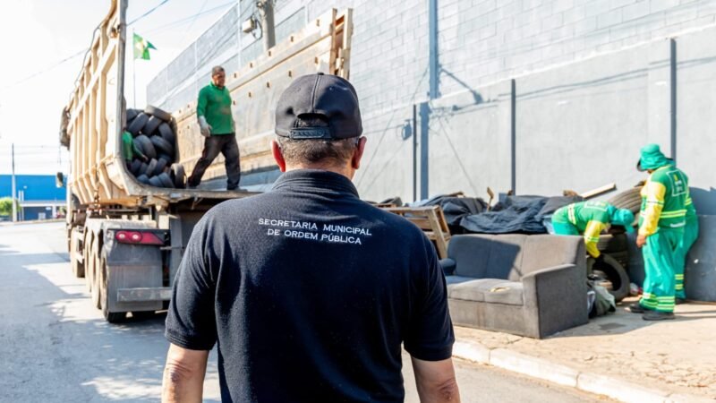 Prefeitura retira pneus acumulados e desobstrui calçada no bairro Cidade Verde