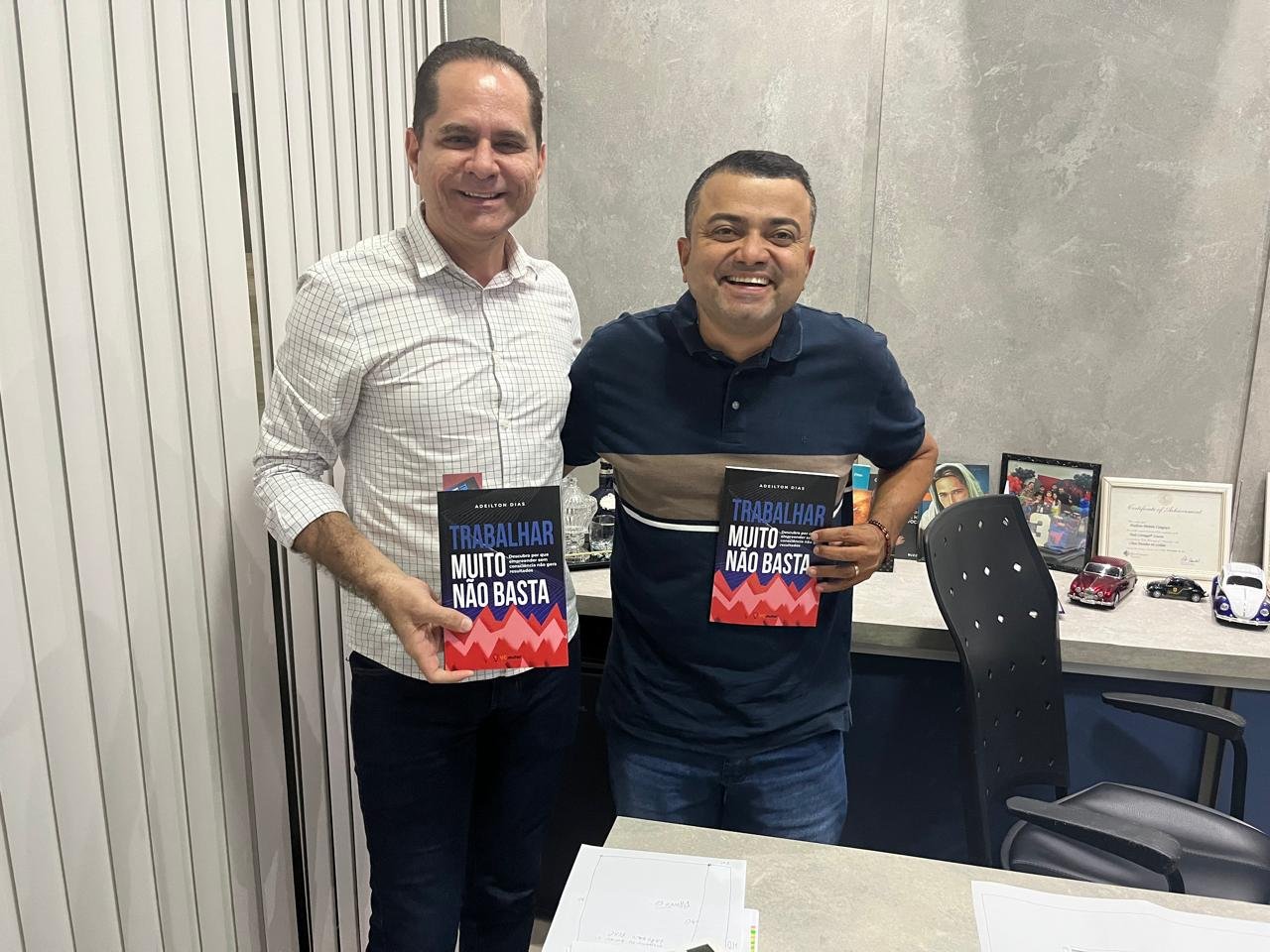Empresário Hailton Pereira Canguçu recebe Adeilton Dias e destaca importância do conhecimento, da fé e da persistência para o crescimento empresarial.