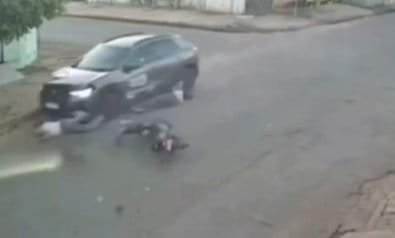 Adolescentes ficam feridas após colisão entre bicicleta elétrica e automóvel; vídeo