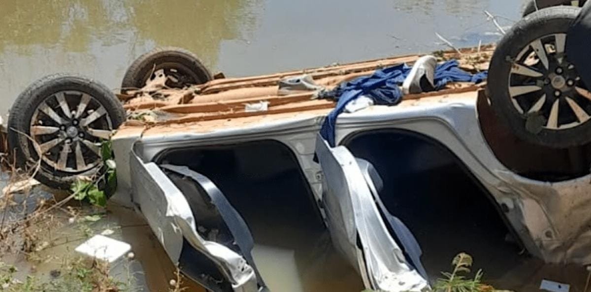 Motorista de 33 anos morre após carro sair da pista e cair em lagoa em Mato Grosso