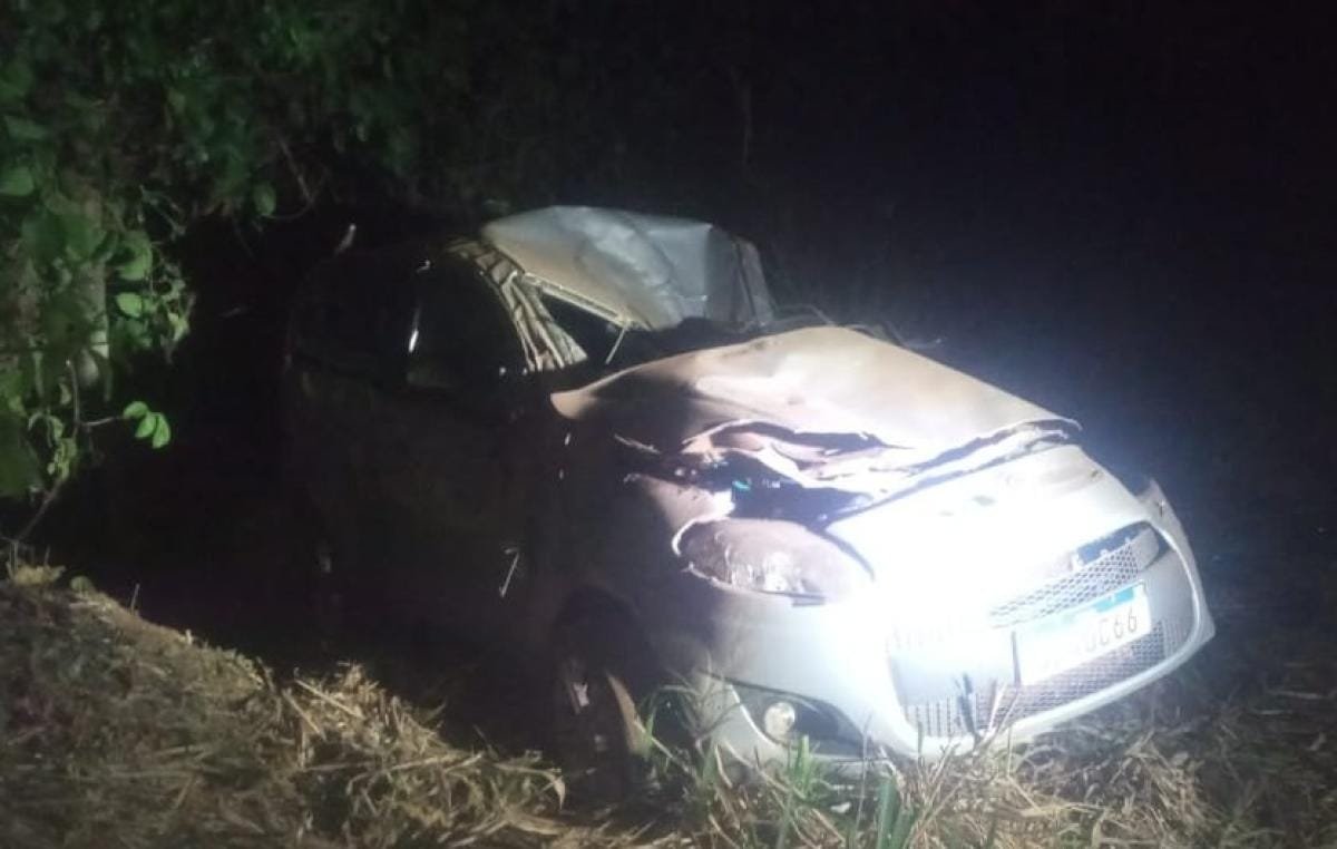 Mãe e filho morrem após carro capotar em rodovia estadual e três pessoas ficam feridas