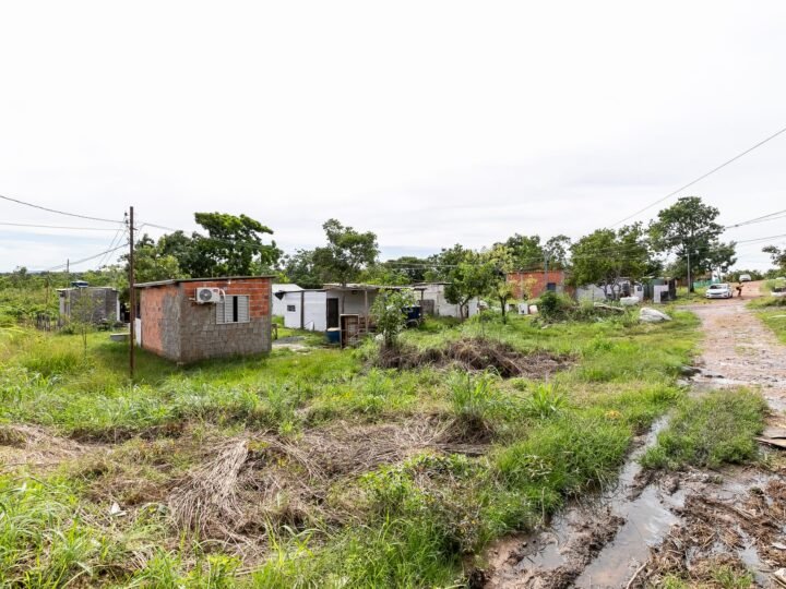 Cuiabá remove edificações desocupadas em área de nascentes e de alto risco