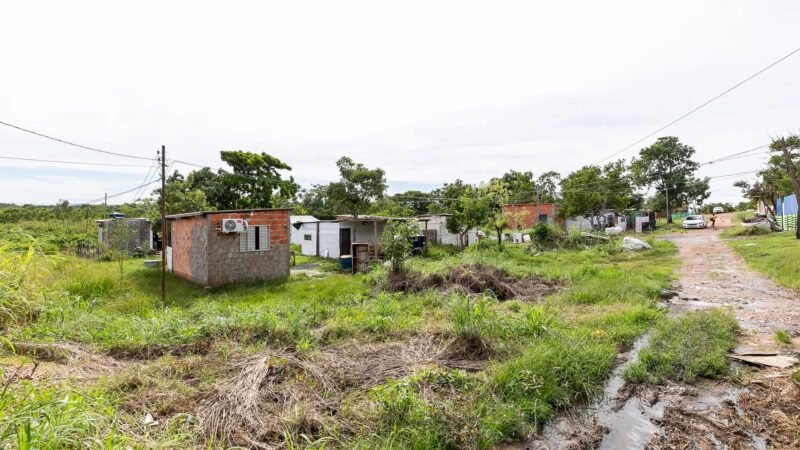 Cuiabá remove edificações desocupadas em área de nascentes e de alto risco