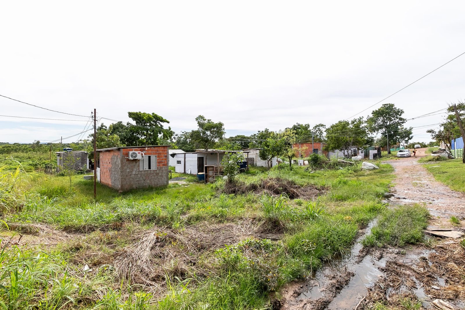 Cuiabá remove edificações desocupadas em área de nascentes e de alto risco