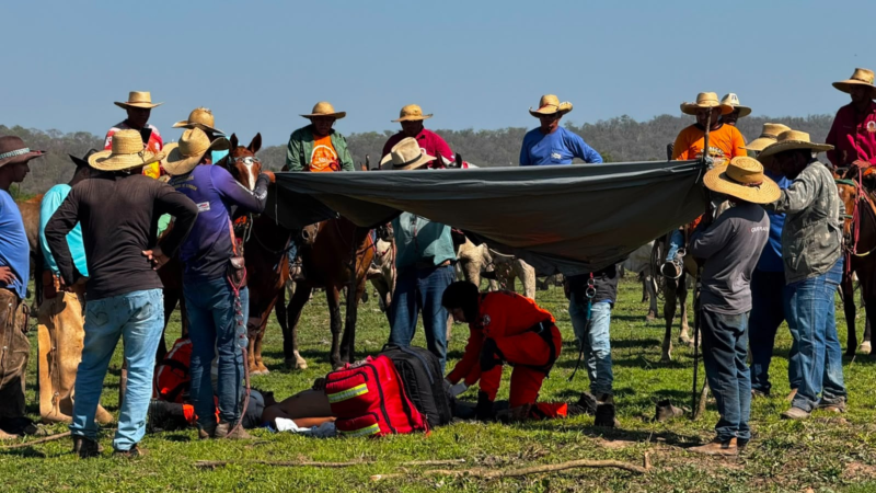 Homem é socorrido de helicóptero após cair de cavalo durante trabalho com gado