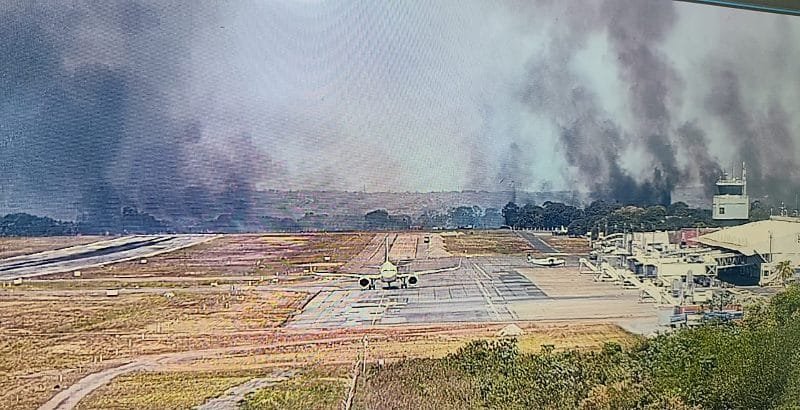 Incêndio de grandes proporções atinge área de vegetação próxima ao aeroporto em VG