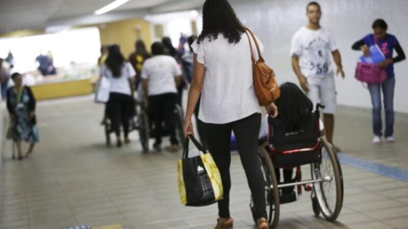 Famílias podem exigir apoio especializado para estudantes com deficiência nas escolas