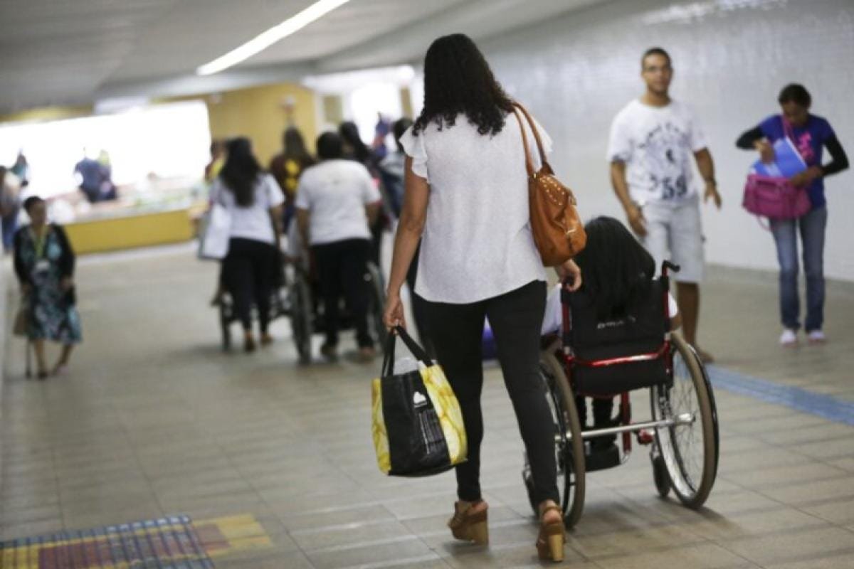 Famílias podem exigir apoio especializado para estudantes com deficiência nas escolas