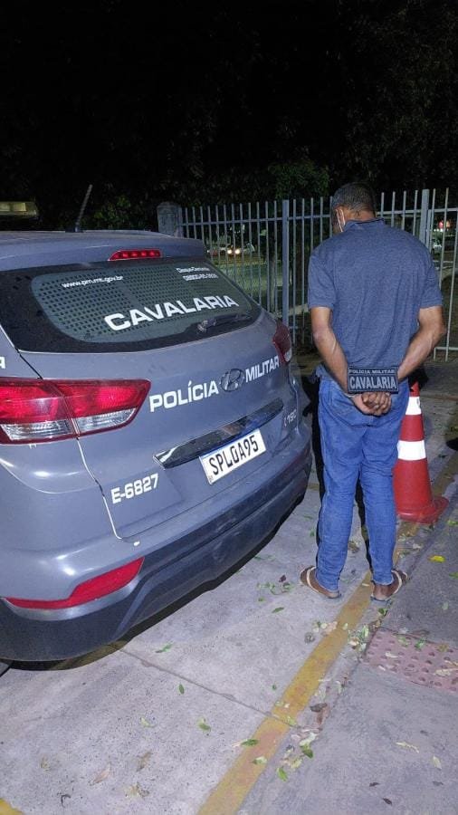 Cavalaria da PM prende foragido da Justiça com 6 passagens criminais em bairro de Cuiabá