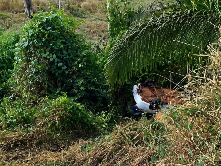 Carro cai em ribanceira após capotamento e deixa grávida e crianças feridas em MT
