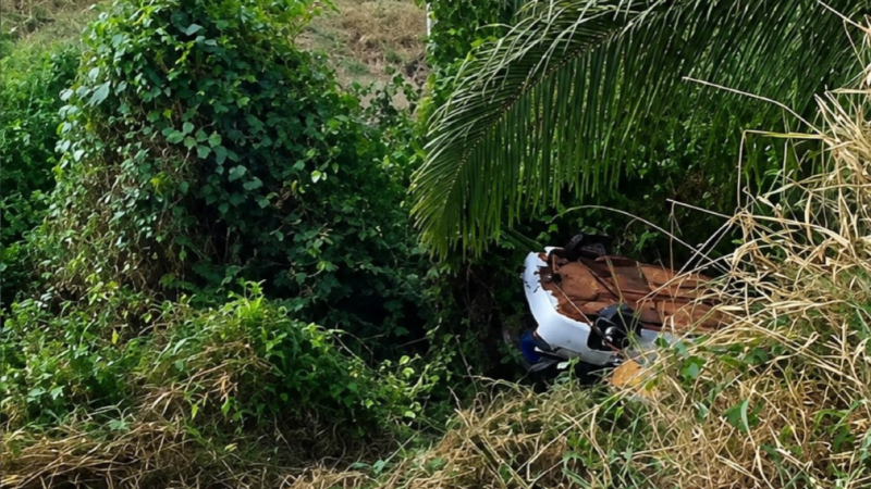 Carro cai em ribanceira após capotamento e deixa grávida e crianças feridas em MT