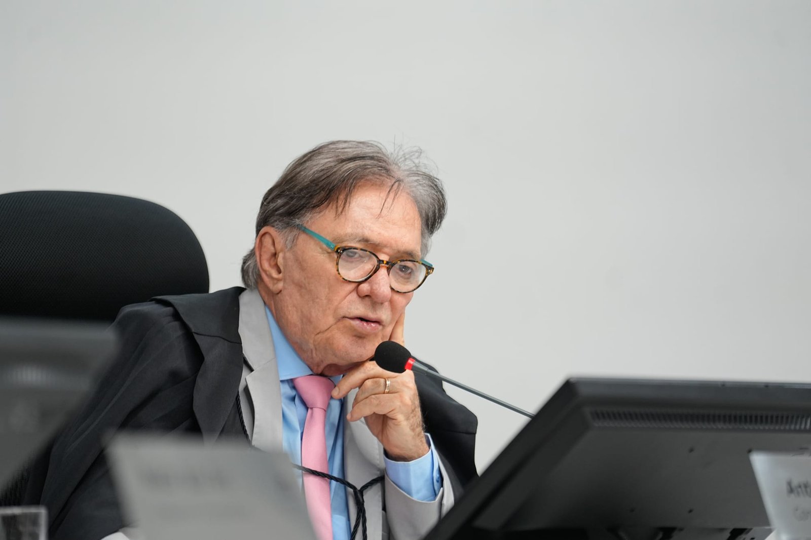 TCE mantém suspensão de compra de máquinas por suspeita de irregularidades