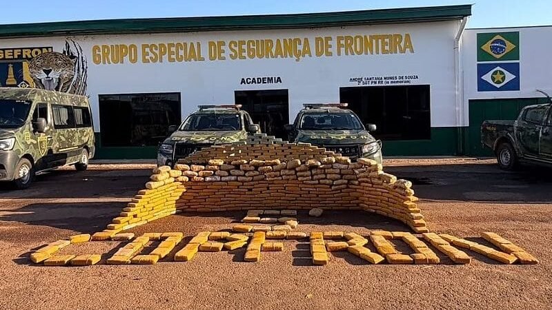 Traficantes em fuga são presos após capotar picape com carga de drogas avaliada em R$ 1,3 milhão