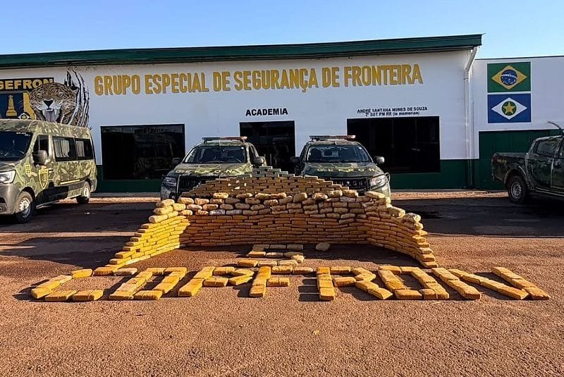 Traficantes em fuga são presos após capotar picape com carga de drogas avaliada em R$ 1,3 milhão