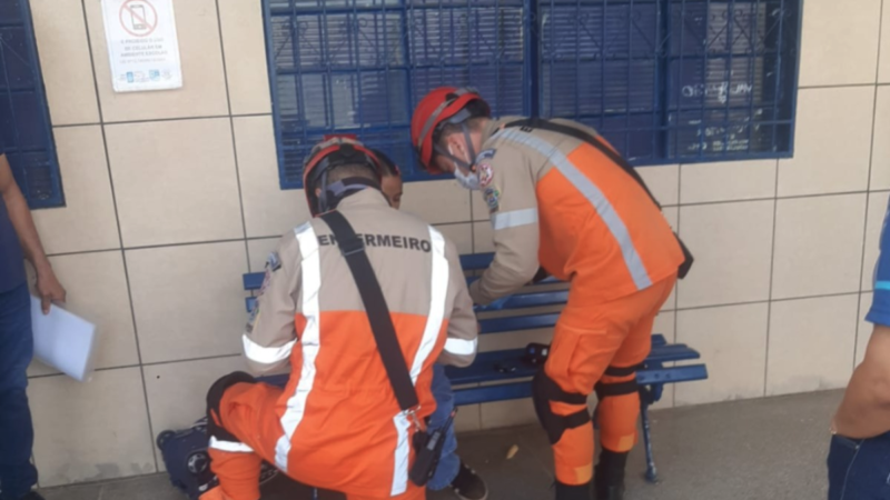 Corpo de Bombeiros socorre adolescente com falta de ar em escola
