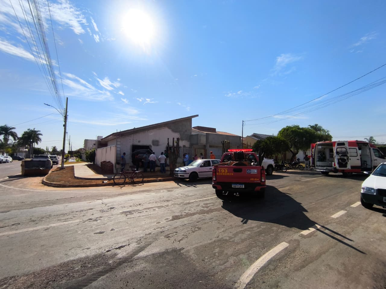 Amarok colide com Tiguan, invade residência e deixa duas mulheres feridas em MT