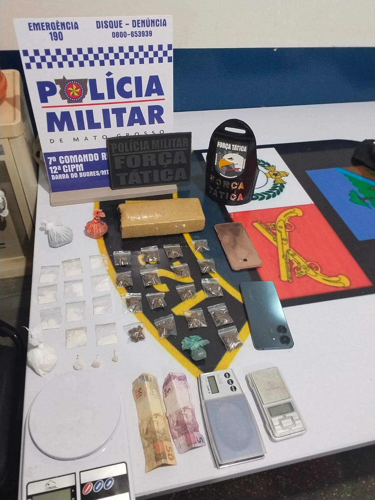 Trio que invadiu residência de idosos é preso pela PM com armas e drogas em MT