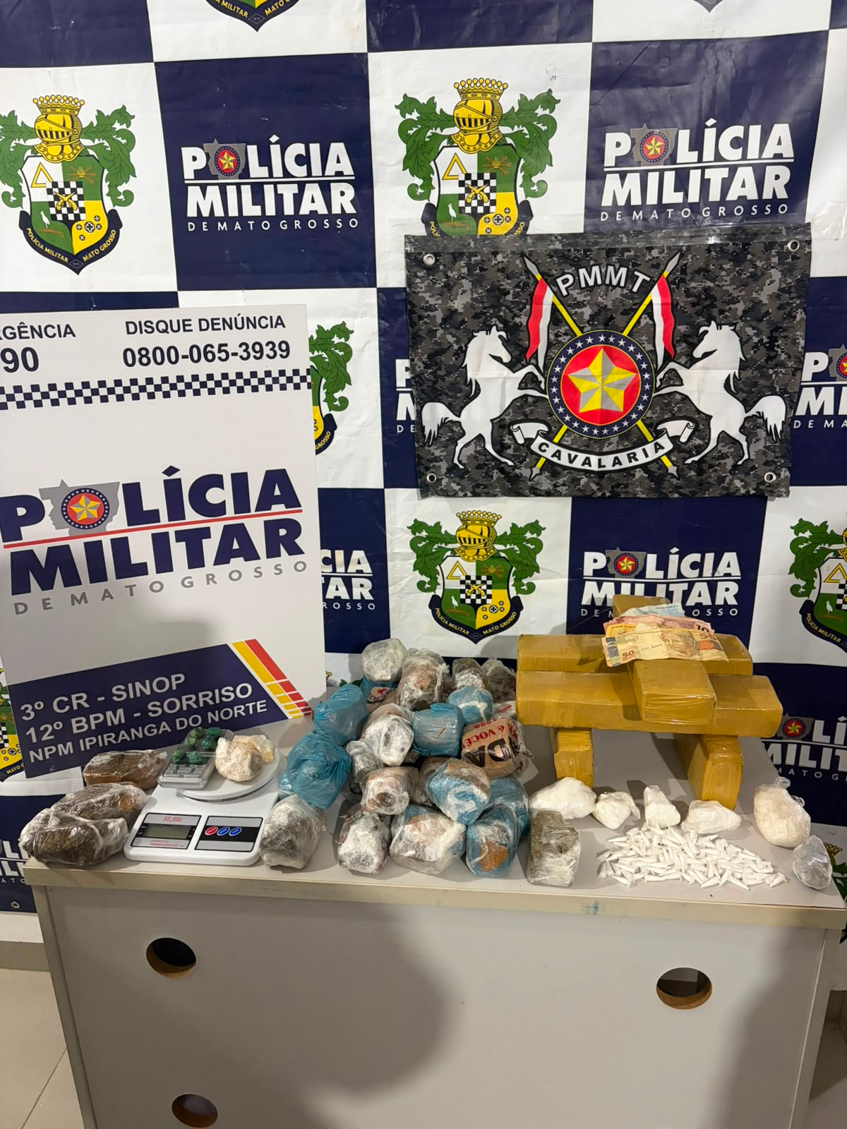 Polícia Militar prende quatro suspeitos e apreende drogas após denúncia