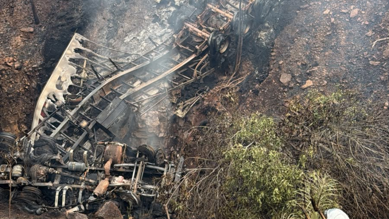 Carreta cai em ribanceira após se envolver em acidente na BR-070 e motorista morre carbonizado
