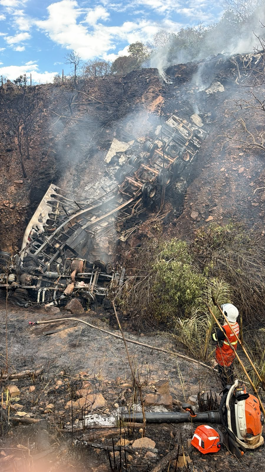 Carreta cai em ribanceira após se envolver em acidente na BR-070 e motorista morre carbonizado