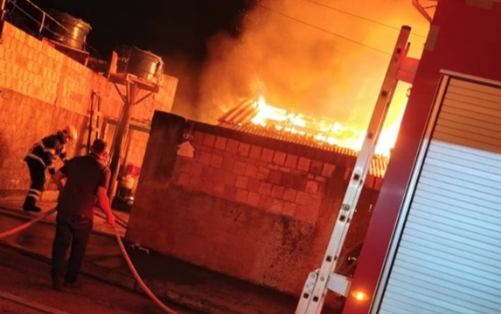 Corpo de Bombeiros combate incêndio em residência de madeira em Pontes e Lacerda