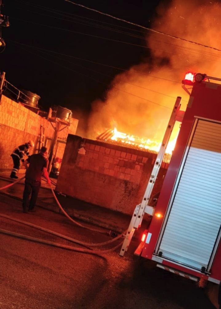 Corpo de Bombeiros combate incêndio em residência de madeira em Pontes e Lacerda