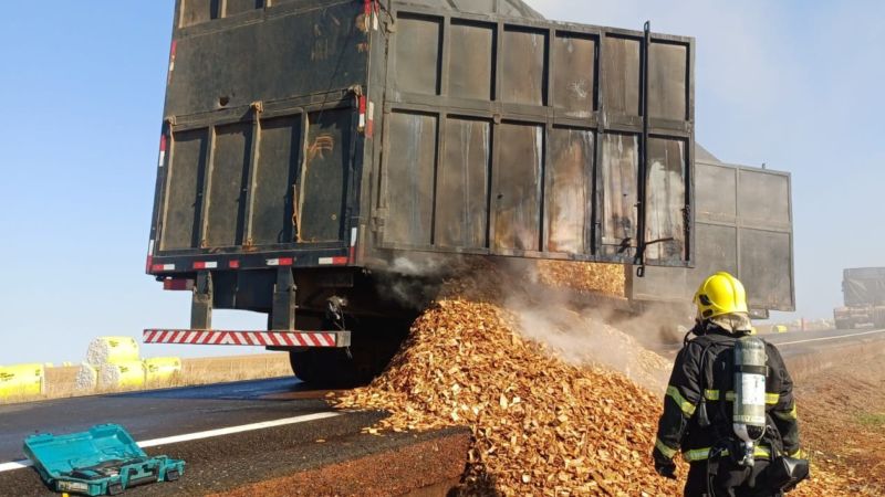 Carreta carregada com lascas de madeira pega fogo na rodovia BR-163 no médio-norte