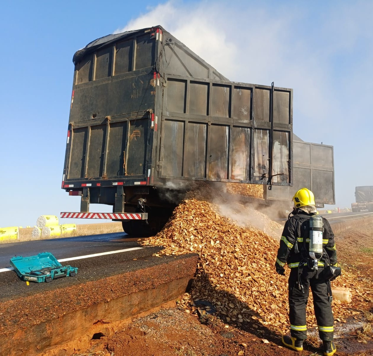 Carreta carregada com lascas de madeira pega fogo na rodovia BR-163 no médio-norte