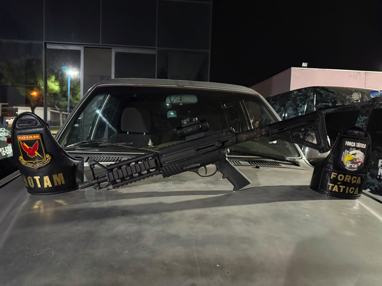 Motorista de caminhonete Hilux é preso com submetralhadora e colete balístico em abordagem