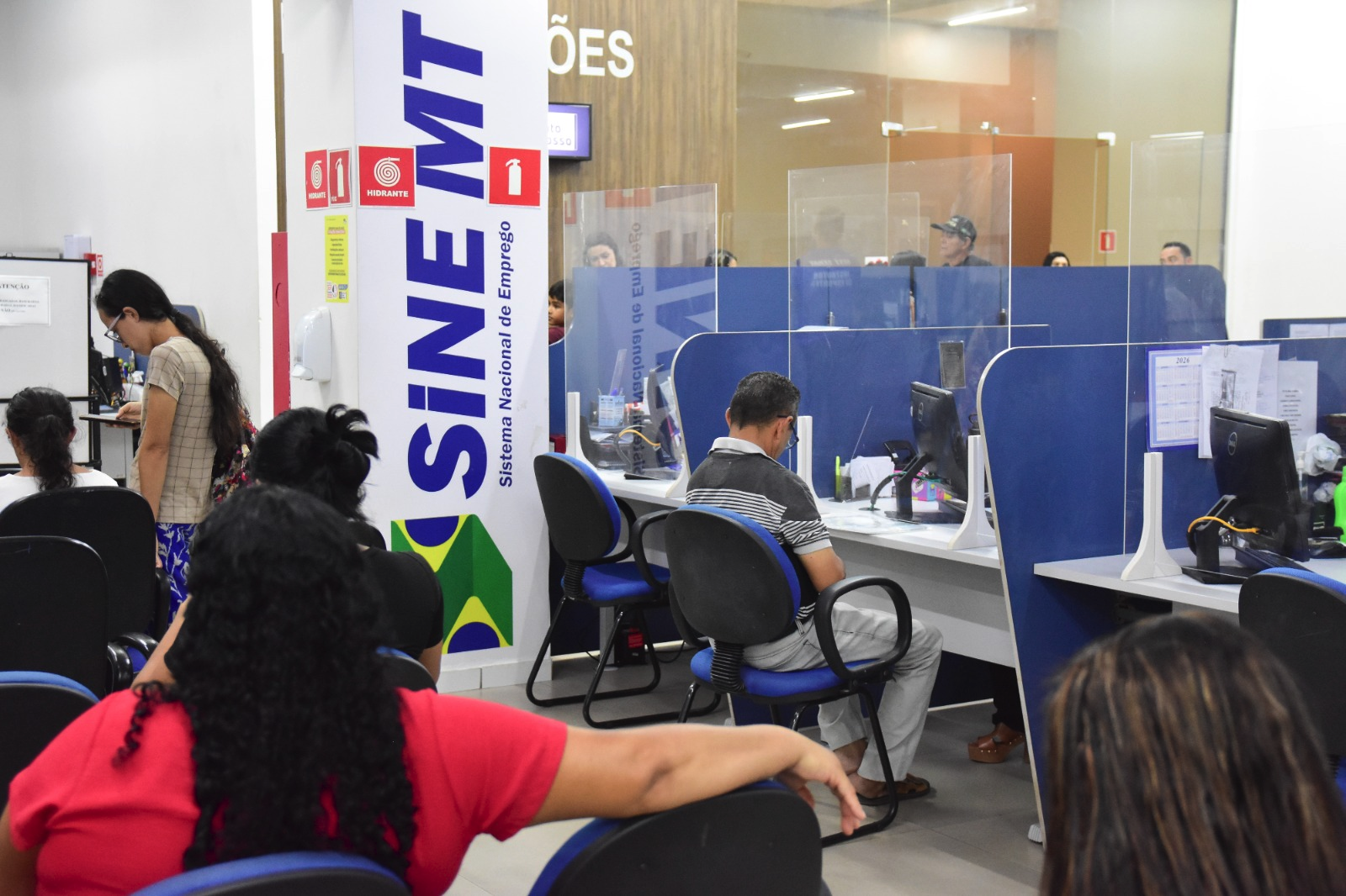 Sine-MT disponibiliza mais de 2,3 mil vagas de emprego nesta semana; confira funções