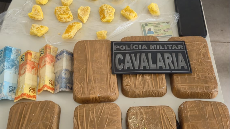 Cavalaria da PM prende homem com sete tabletes de pasta base em Chapada dos Guimarães