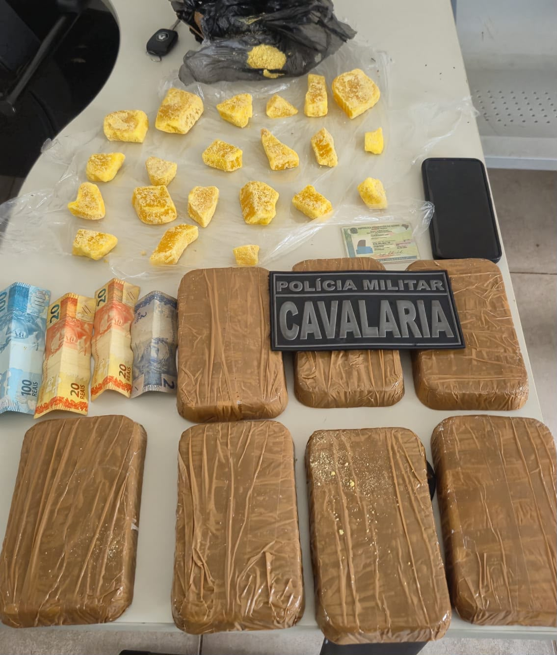 Cavalaria da PM prende homem com sete tabletes de pasta base em Chapada dos Guimarães