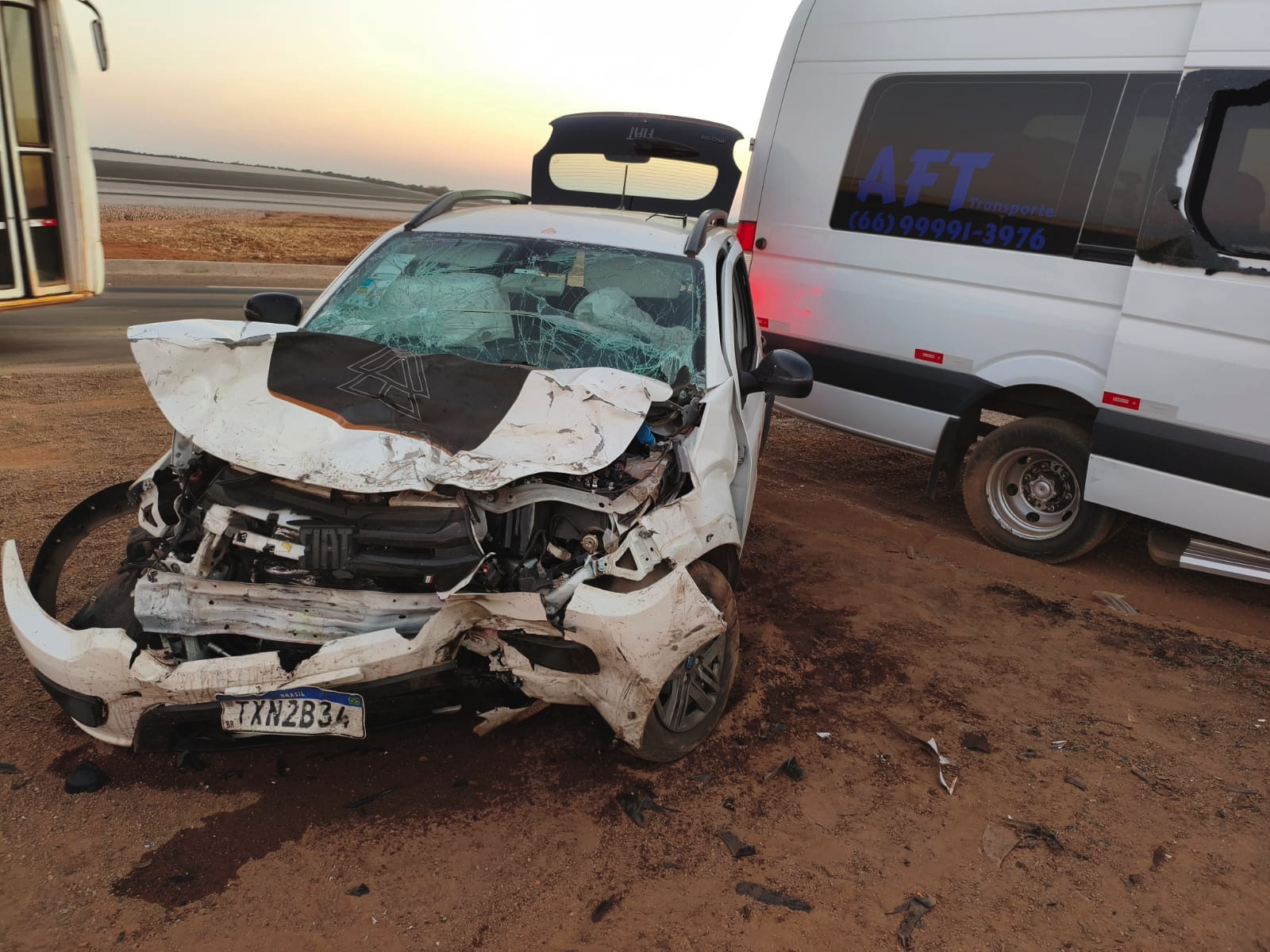 Colisão entre carro de passeio e van deixa seis pessoas feridas em rodovia federal