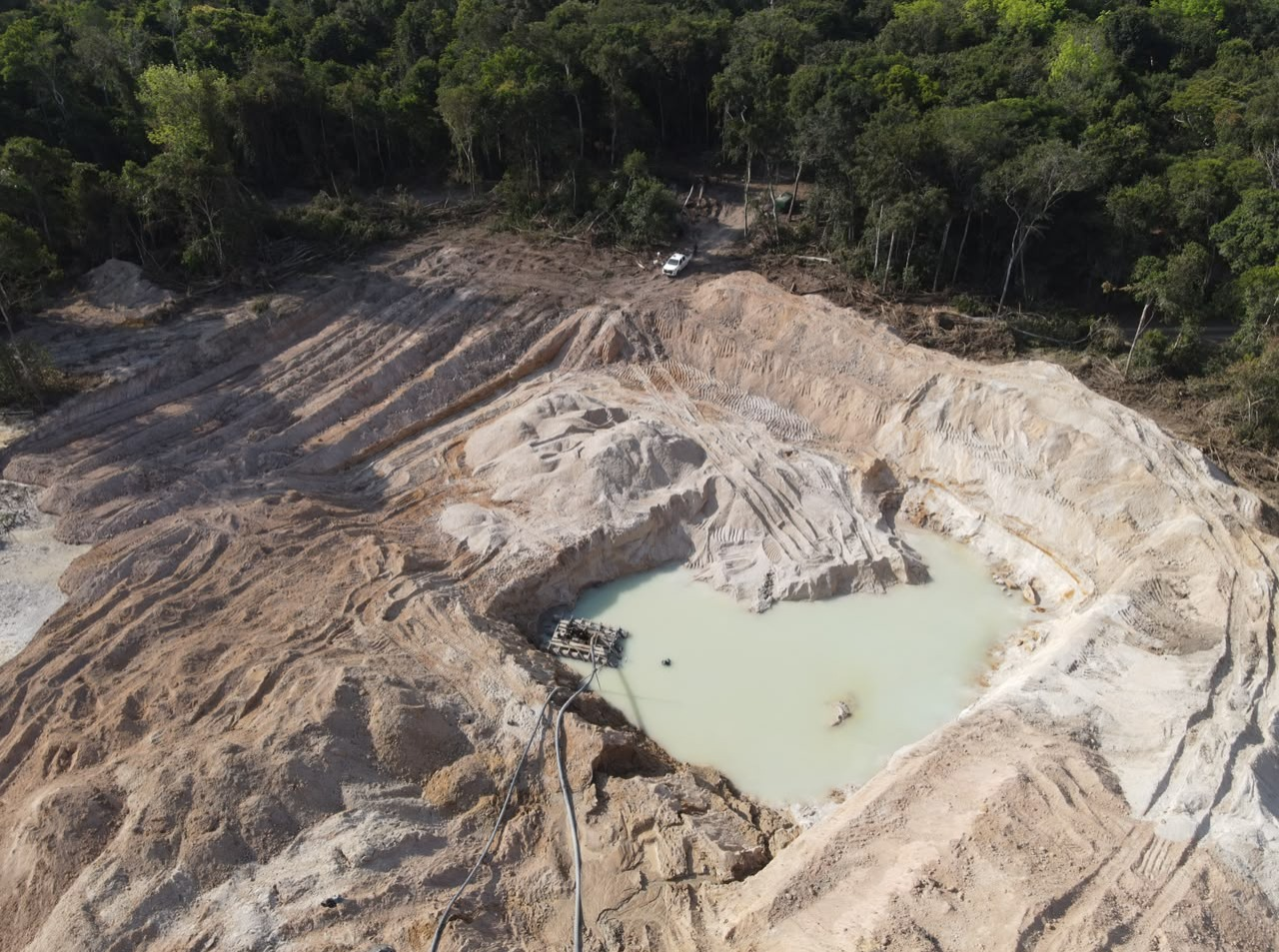 Batalhão Ambiental fecha garimpo irregular e apreende escavadeiras e equipamentos